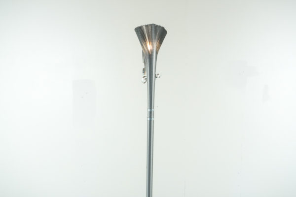 Lampadaire contemporain aR-Ingo, par Ingo Maurer et Ron Arad, pied et socle en métal, diffuseur "nid d'abeille" en aluminium.