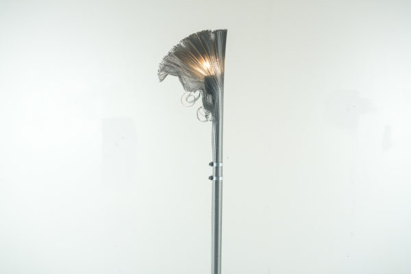 Lampadaire contemporain aR-Ingo, par Ingo Maurer et Ron Arad, pied et socle en métal, diffuseur "nid d'abeille" en aluminium.