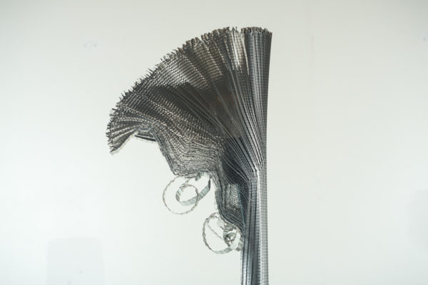 Lampadaire contemporain aR-Ingo, par Ingo Maurer et Ron Arad, pied et socle en métal, diffuseur "nid d'abeille" en aluminium.