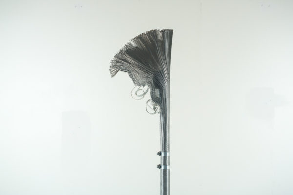 Lampadaire contemporain aR-Ingo, par Ingo Maurer et Ron Arad, pied et socle en métal, diffuseur "nid d'abeille" en aluminium.