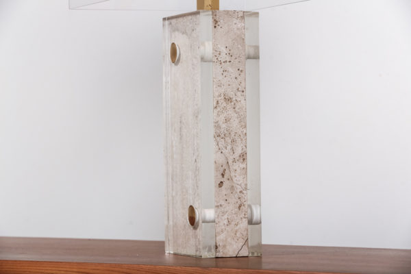 Lampe vintage des années 70, travail italien de Romeo Rega, piétement en travertin et laiton, abat-jour en plexiglas et laiton.