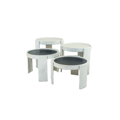 quatre tables gigognes vintage de Gianfranco Frattini pour Cassina, années 70. Structure en hêtre laqué blanc, plateaux réversibles en mélaminé noir et blanc.