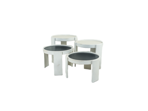 quatre tables gigognes vintage de Gianfranco Frattini pour Cassina, années 70. Structure en hêtre laqué blanc, plateaux réversibles en mélaminé noir et blanc.