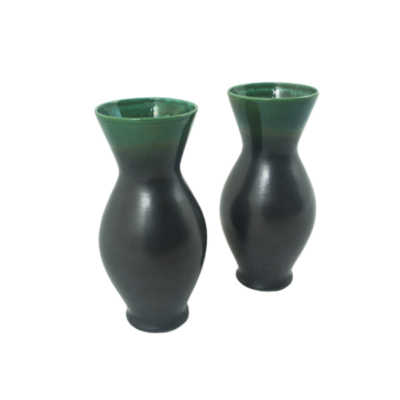 paire de vases en céramique des années 50, de Pol Chambost, deux tons noir et vert.