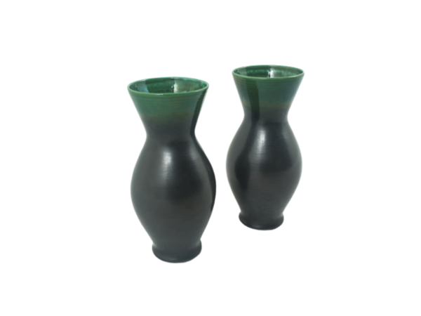paire de vases en céramique des années 50, de Pol Chambost, deux tons noir et vert.