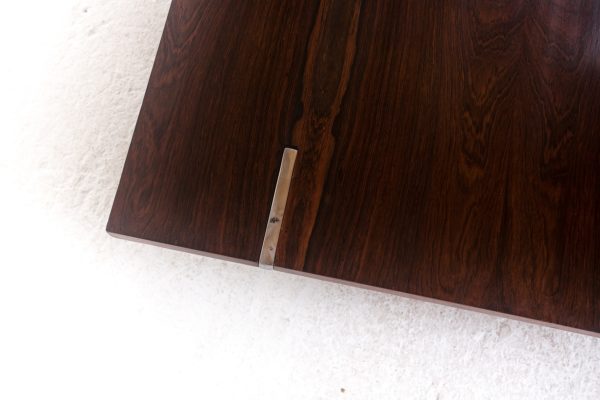Table basse carrée, design vintage, en palissandre et métal chromé, du fabricant italien Pizzetti années 70.
