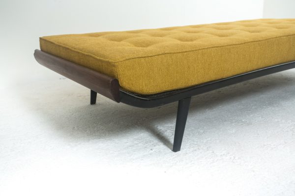 Lit de repos vintage, modèle "Cleopatra", de Dick Cordemeyer pour Auping au Pays Bas, réalisé dans les années 50. Structure en métal et bois, matelas en mousse et tissu .