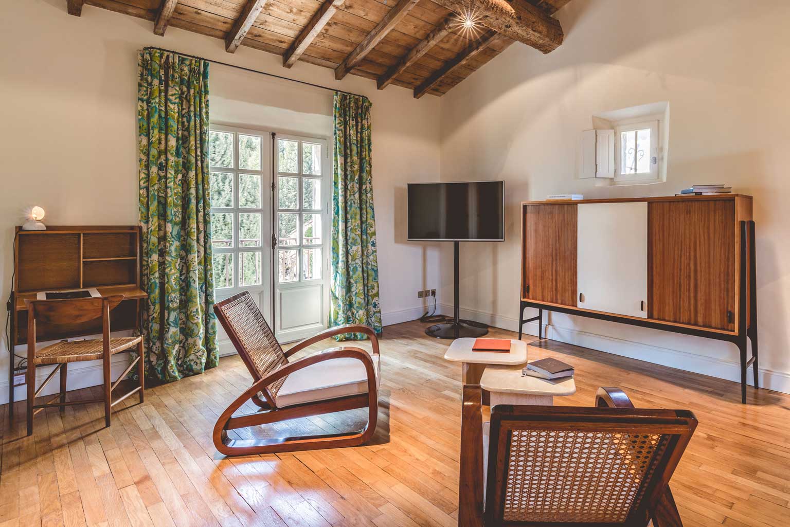 Hameau des Baux : décoration vintage d’une chambre d'hôtel par Emmanuelle Vidal