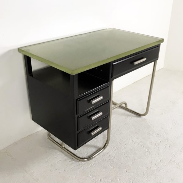 Bureau moderniste Art Déco, des années 30, en métal laqué noir, piétement tubulaire en métal chromé, épaisse dalle de verre coulé sur sable de Boussois servant de plateau.