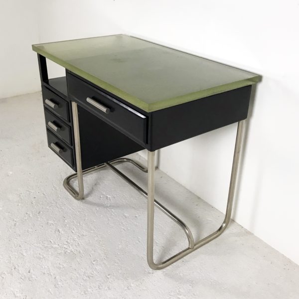 Bureau moderniste Art Déco, des années 30, en métal laqué noir, piétement tubulaire en métal chromé, épaisse dalle de verre coulé sur sable de Boussois servant de plateau.