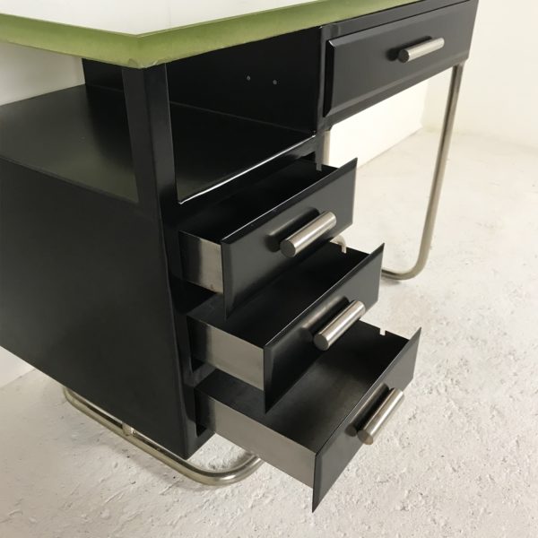 Bureau moderniste Art Déco, des années 30, en métal laqué noir, piétement tubulaire en métal chromé, épaisse dalle de verre coulé sur sable de Boussois servant de plateau.