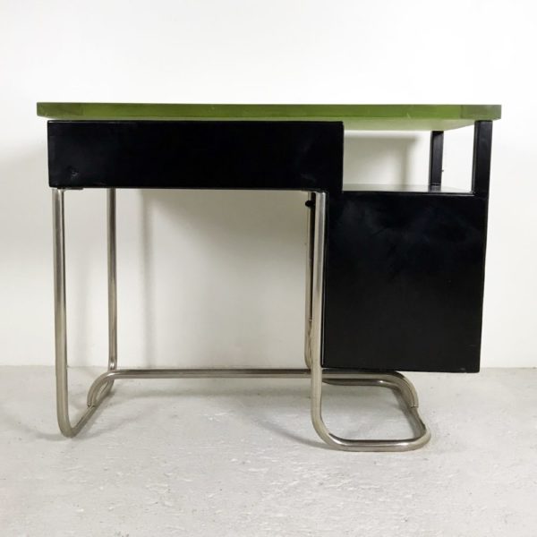 Bureau moderniste Art Déco, des années 30, en métal laqué noir, piétement tubulaire en métal chromé, épaisse dalle de verre coulé sur sable de Boussois servant de plateau.