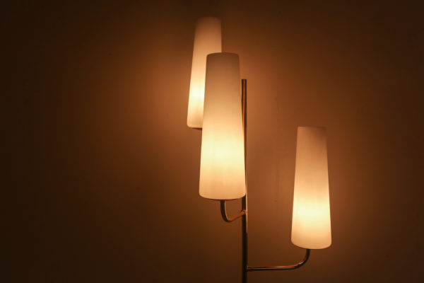 Lampadaire vintage à trois feux, de la Maison française Lunel, années 60, piétement en acajou et laiton surmonté de trois opalines.