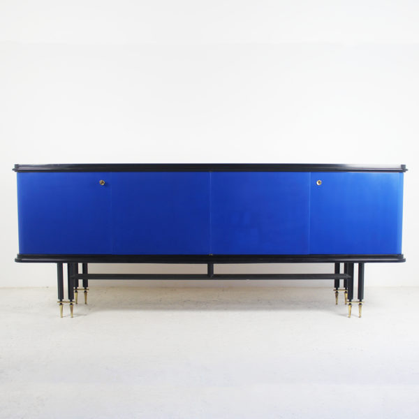 Sideboard circa 1950 : Vintage sideboard with four doors from the 1950's, in black and Klein blue lacquered wood, black metal and brass base.
