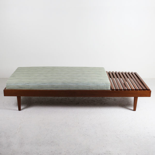 Banc vintage à lattes en acajou et coussin en mousse recouvert de tissu de la Maison Pierre Frey, travail des années 50.