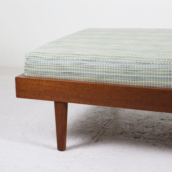 Banc vintage à lattes en acajou et coussin en mousse recouvert de tissu de la Maison Pierre Frey, travail des années 50.