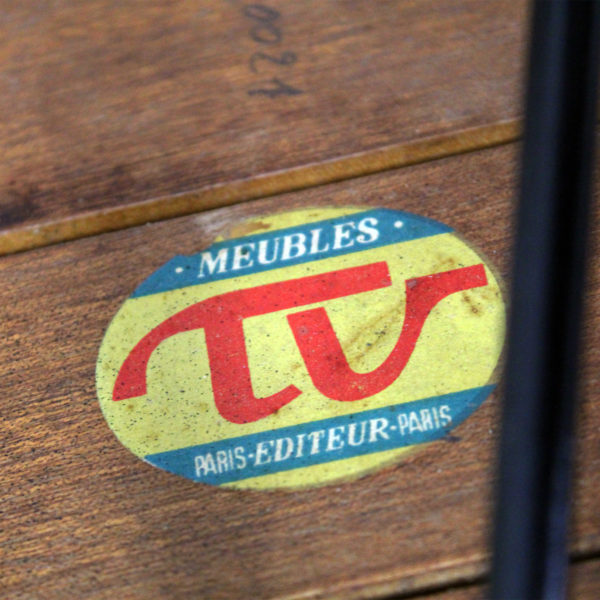 Table basse, banc vintage, modèle 201, lattes en merisier, piétement en métal laqué noir. Réalisé par Alain Richard pour Meubles TV, dans les années 50.