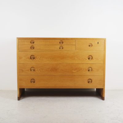 Vintage oak chest of drawers by Hans J.Wegner for Ry Mobler, work from the 1950s.