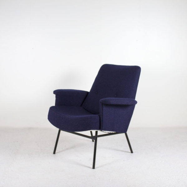 Fauteuils vintage des années 50, de Pierre Guariche pour Steiner, assises refaites à neuf avec un tissu de chez Kvadrat, piétement en métal laqué noir.