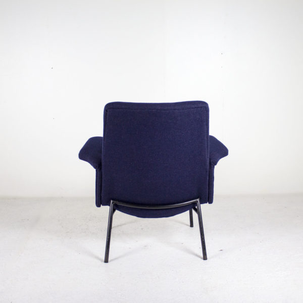 Fauteuils vintage des années 50, de Pierre Guariche pour Steiner, assises refaites à neuf avec un tissu de chez Kvadrat, piétement en métal laqué noir.