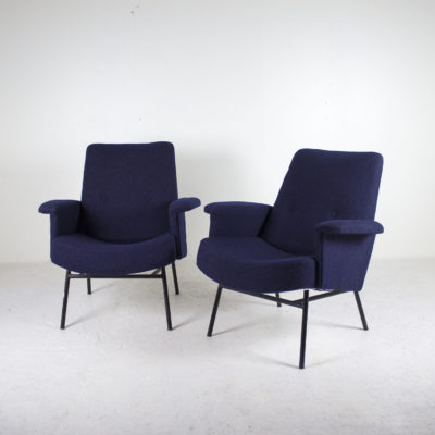 Paire de fauteuils SK660 Fauteuils vintage des années 50, de Pierre Guariche pour Steiner, assises refaites à neuf avec un tissu de chez Kvadrat, piétement en métal laqué noir.