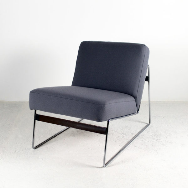 Chauffeuse rétro des années 70, structure en métal chromé et assise en tissu Kvadrat.