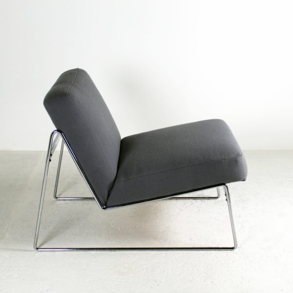 Chauffeuse rétro des années 70, structure en métal chromé et assise en tissu Kvadrat.