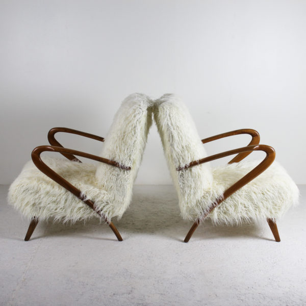 fauteuils italiens circa 1950 vintage des années 50, travail italien, structure en bois assises recouvertes de tissu style agneau de Mongolie.