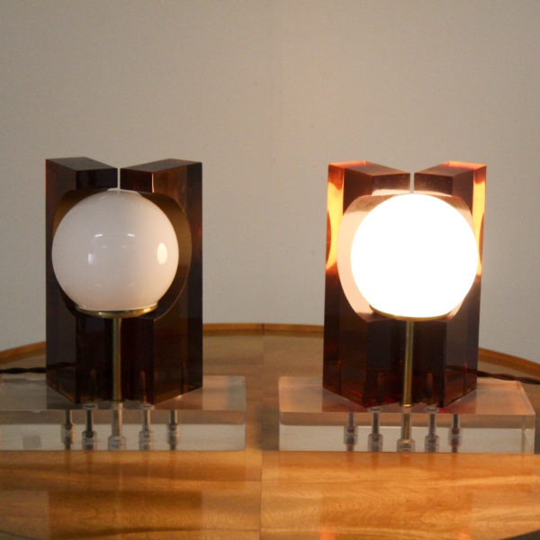 Lampes vintage des années 70, en plexisglass, globes en opaline et support en laiton doré.