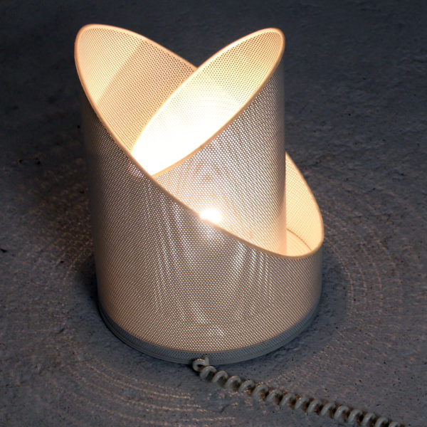 Lampe vintage des années 70 en métal perforé laqué blanc.