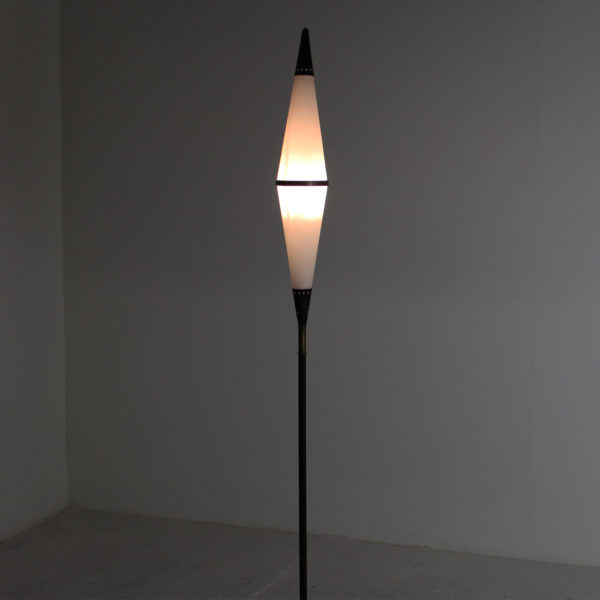 Lampadaire rétro des années 50, en métal laqué noir, opaline, laiton et socle en marbre, travail italien.