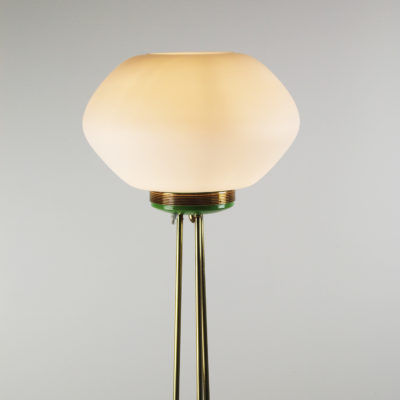 Lampadaire en laiton avec globe en opaline années 50