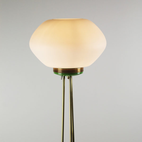 Lampadaire en laiton avec globe en opaline années 50