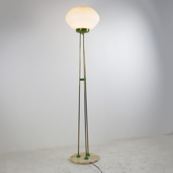 Lampadaire en laiton avec globe en opaline années 50