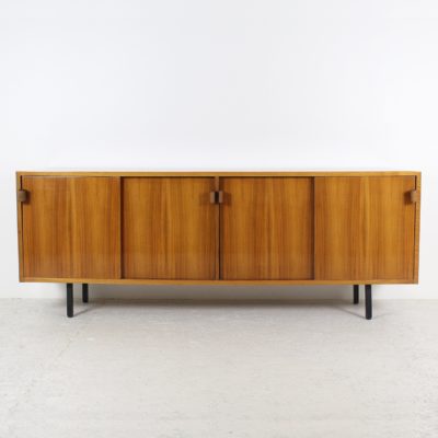 Enfilade vintage en palissandre et poignées en cuir, réalisée par Florence Knoll dans les années 70.