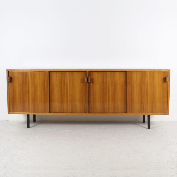 Enfilade vintage en palissandre et poignées en cuir, réalisée par Florence Knoll dans les années 70.