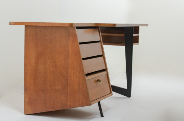 Bureau vintage de Claude Vassal, en chêne et métal noir, édité par les Magasins Pilotes dans les années 50.