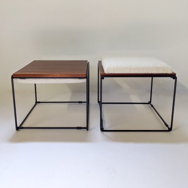 Paire de tables basses/tabourets vintage à plateaux réversibles en acajou, coussin en mousse refaite à neuf, recouverte d'un tissu de la Maison Pierre Frey, piétement en métal laqué noir. Travail français des années 50.