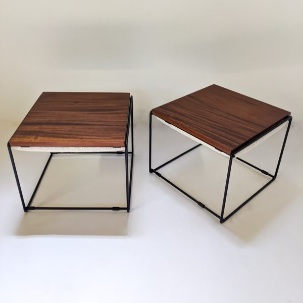 Paire de tables basses/tabourets vintage à plateaux réversibles en acajou, coussin en mousse refaite à neuf, recouverte d'un tissu de la Maison Pierre Frey, piétement en métal laqué noir. Travail français des années 50.