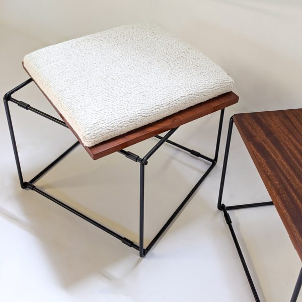 Paire de tables basses/tabourets vintage, à plateaux réversibles en acajou, coussin en mousse refaite à neuf, recouverte d'un tissu de la Maison Pierre Frey, piétement en métal laqué noir. Travail français des années 50.