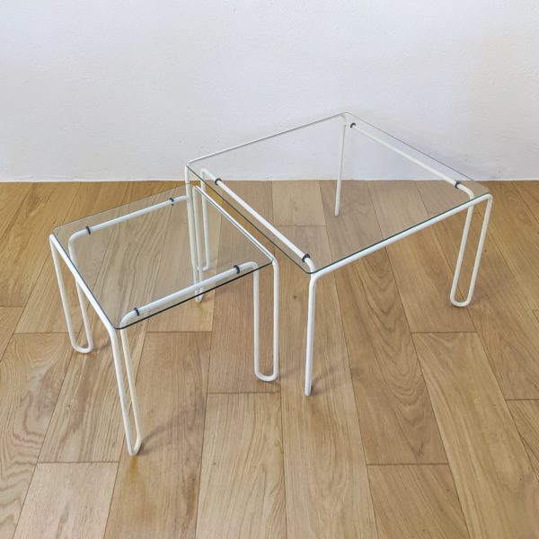 Paire de tables basses carrées, en métal courbé et laqué blanc, plateaux en verre d'origine, années 70