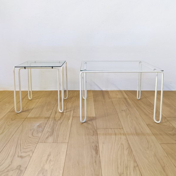 aire de tables basses carrées, en métal courbé et laqué blanc, plateaux en verre d'origine, années 70