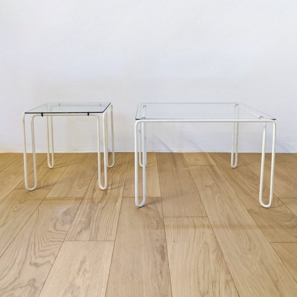 aire de tables basses carrées, en métal courbé et laqué blanc, plateaux en verre d'origine, années 70
