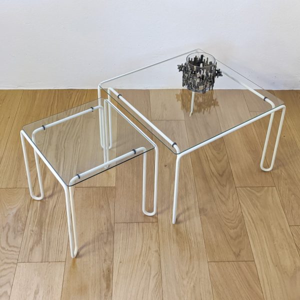aire de tables basses carrées, en métal courbé et laqué blanc, plateaux en verre d'origine, années 70