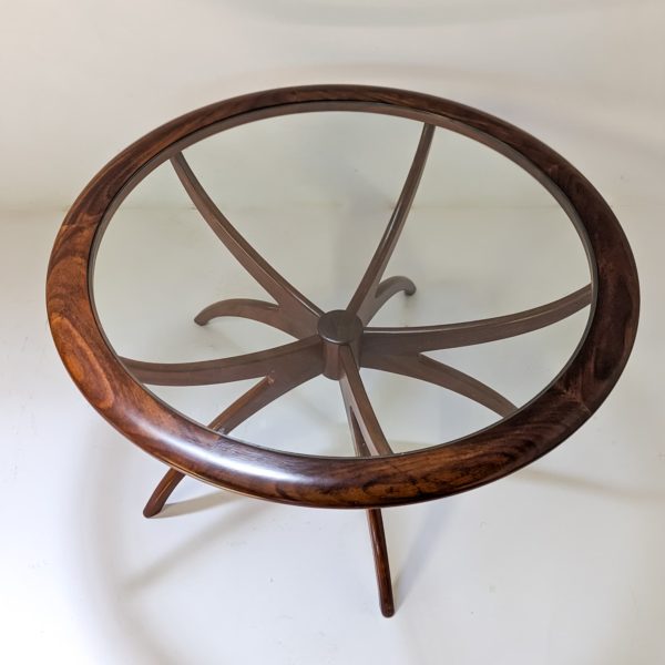 Table basse ronde, modèle "Spider"du designer anglais Victor Wilkins, pour le fabricant britannique G Plan, structure biomorphique en teck massif et plateau en verre, réalisée dans les années 70