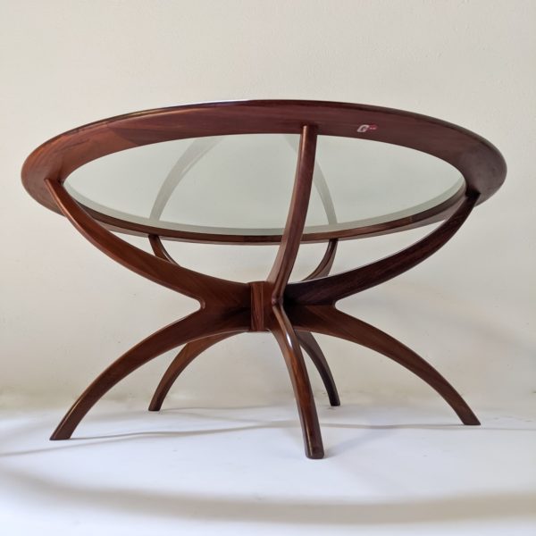 Table basse ronde modèle "Spider"du designer anglais Victor Wilkins, pour le fabricant britannique G Plan, structure biomorphique en teck massif et plateau en verre, réalisée dans les années 70