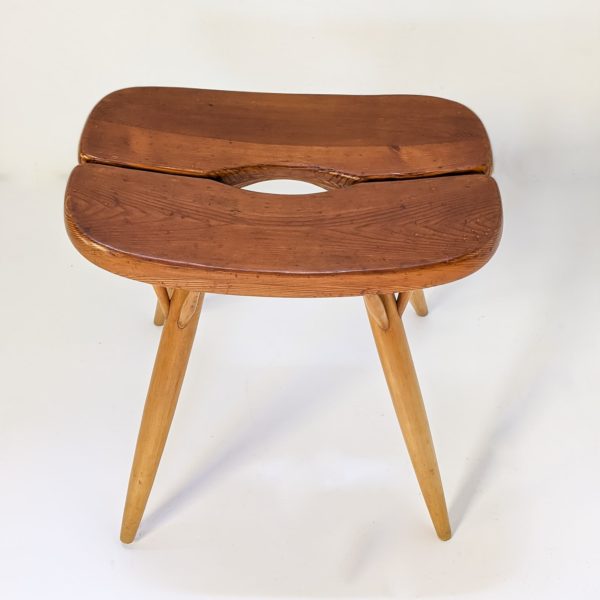 Tabouret vintage modèle "Pirkka" du designer finlandais Ilmari Tapiovaara pour Laukaan Puu, produit vintage réalisé dans les années 50. L'assise en pin repose sur quatre pieds en bouleau, signatures du designer et du fabricant sous l'assise.