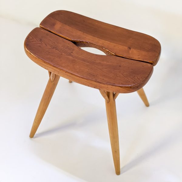 Tabouret vintage modèle "Pirkka" du designer finlandais Ilmari Tapiovaara pour Laukaan Puu, produit vintage réalisé dans les années 50. L'assise en pin repose sur quatre pieds en bouleau, signatures du designer et du fabricant sous l'assise.