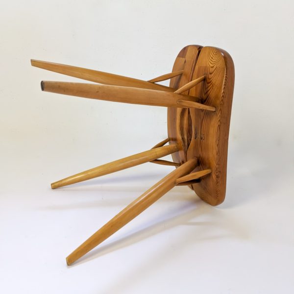 Tabouret vintage modèle "Pirkka" du designer finlandais Ilmari Tapiovaara pour Laukaan Puu, modèle vintage réalisé dans les années 50. L'assise en pin repose sur quatre pieds en bouleau, signatures du designer et du fabricant sous l'assise.