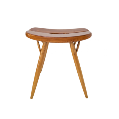 Tabouret vintage modèle "Pirkka" du designer finlandais Ilmari Tapiovaara pour Laukaan Puu dans les années 50 . L'assise en pin repose sur quatre pieds en bouleau, signatures du designer et du fabricant sous l'assise.